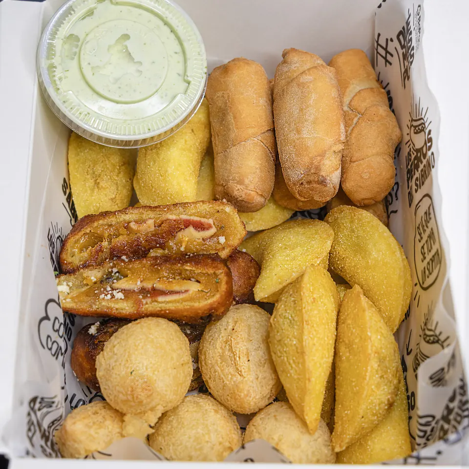Party Box con mini tequeños, bites de yuca, mini empanadas y aborrajados