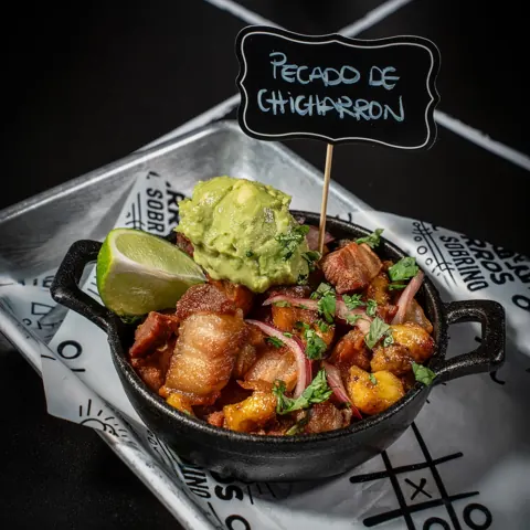 Pecado de Chicharrón con Guacamole